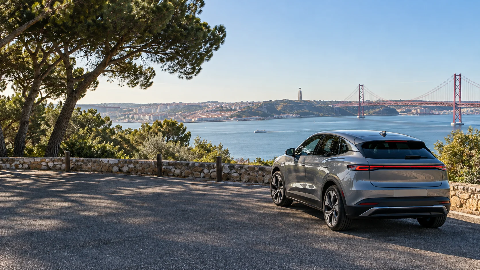 Automóvel junto ao Tejo, com a ponte de Lisboa ao fundo